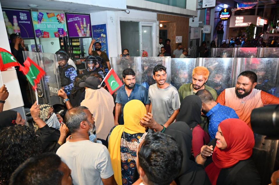Majeedhee magugai muzaaharaa kuran huhdha dheefai nuvaane kamah fuluhun bunefi 