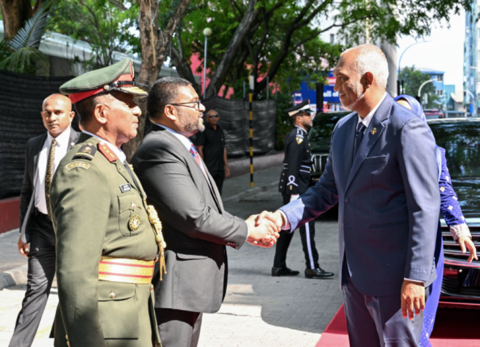 Dhifaaee dhaairaa ah beynunvaa thraggee genesdheynan: Raees