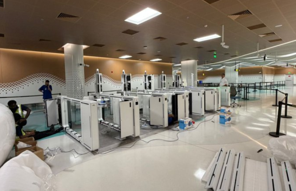 Velana airport qeue gai jehun nimumakah gennan, zamaanee technologyge E-gate haru kuranee 