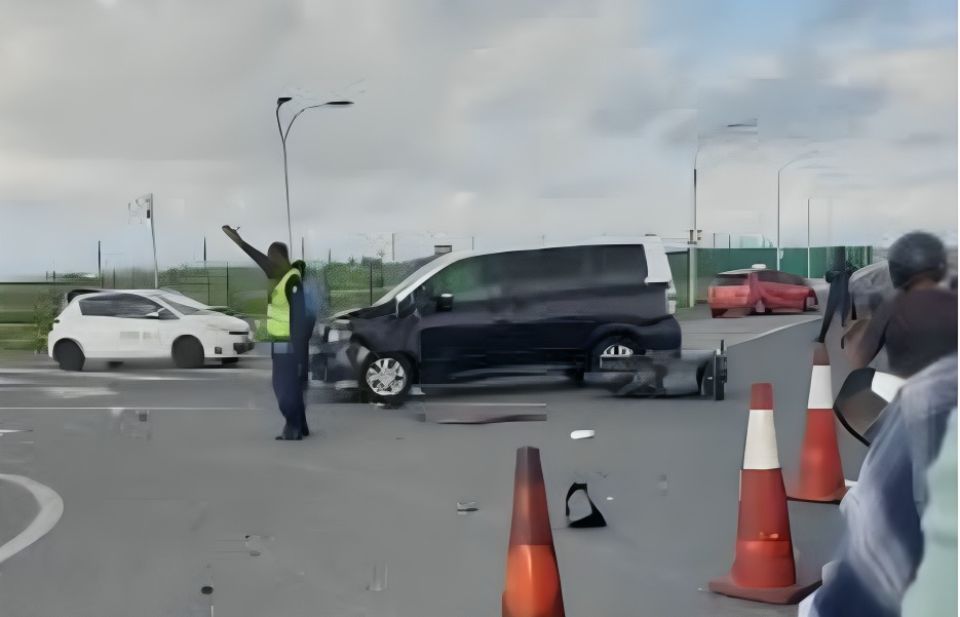 Male' in Hulumale ah dhaa highwa gai hingi accident eh gai dhe meehaka aniyaa vejje