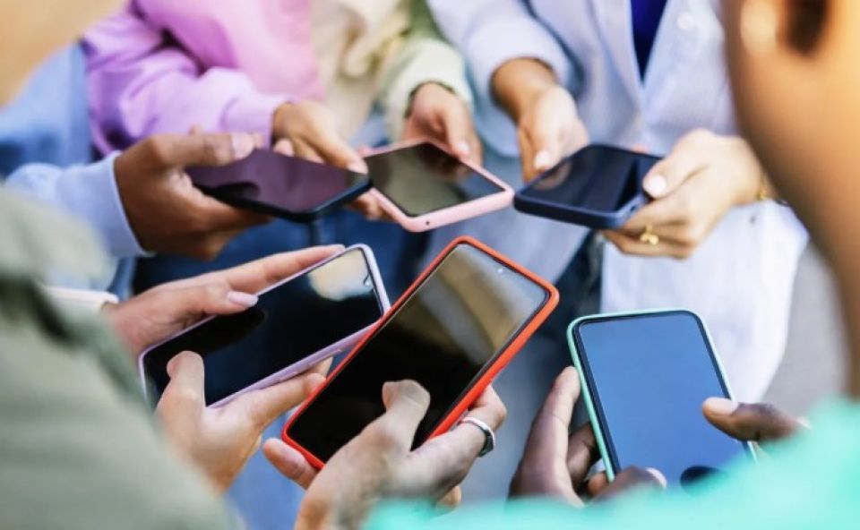 Australia gai 16 aharu nuvaa kudhinnnah Social media manaa kohffi