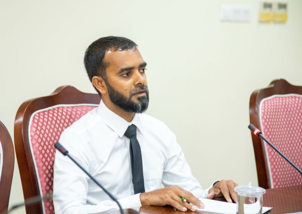 Election commission ge  memberu kamah Riffath ayyan kuran faas kohffi