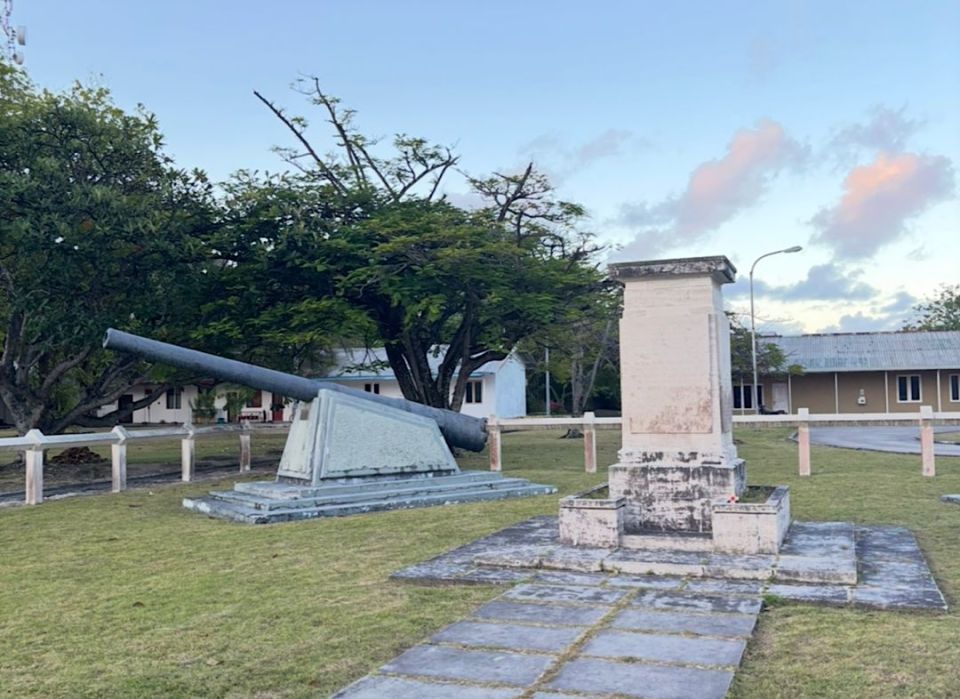 Gamuge British war memorial: Addu ge thaareehuge therein dhevana bodu hanguraamaige handhaanthah  