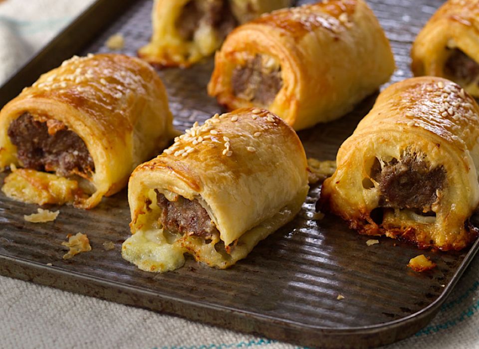 Kudakudhinnah emme kamudhaane cheesy sausage roll, avahah thayyaaru kollamaa