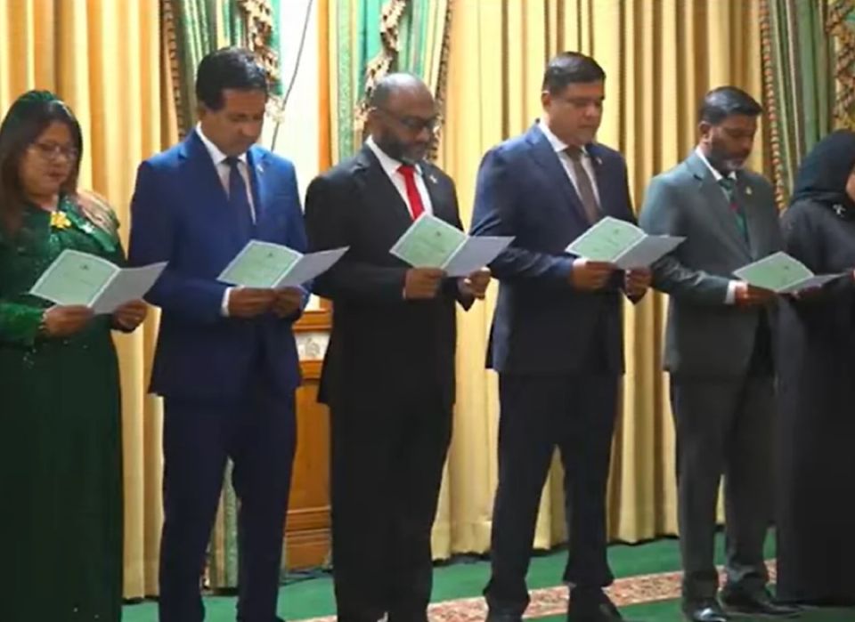 Raeesuljumhoorihyyaa vazeerunge majileehah badhal thakeh gennavaa vazeerun ayyan kuravvaif 