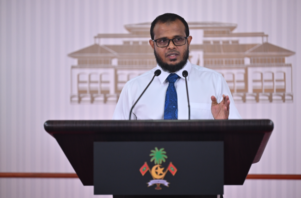 Rahgirumuge massala hallukurumah boduhilaige badhalugai thimaavettaa rattehi goiythakeh hoadhanee