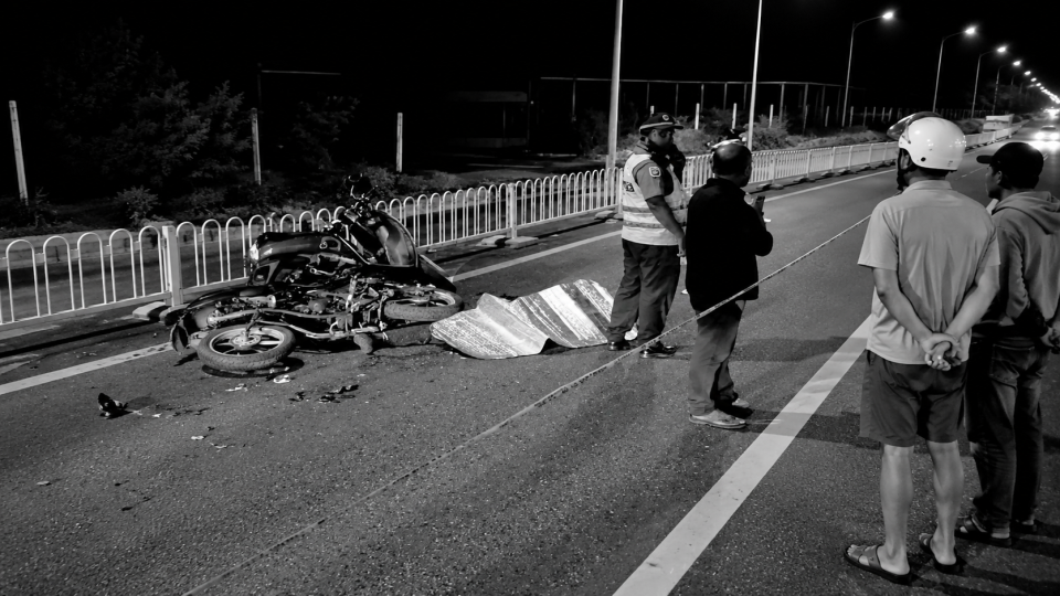Airport light kaireegai hingi nurakkaatheri accident ehgai meehaku niyaavejje 
