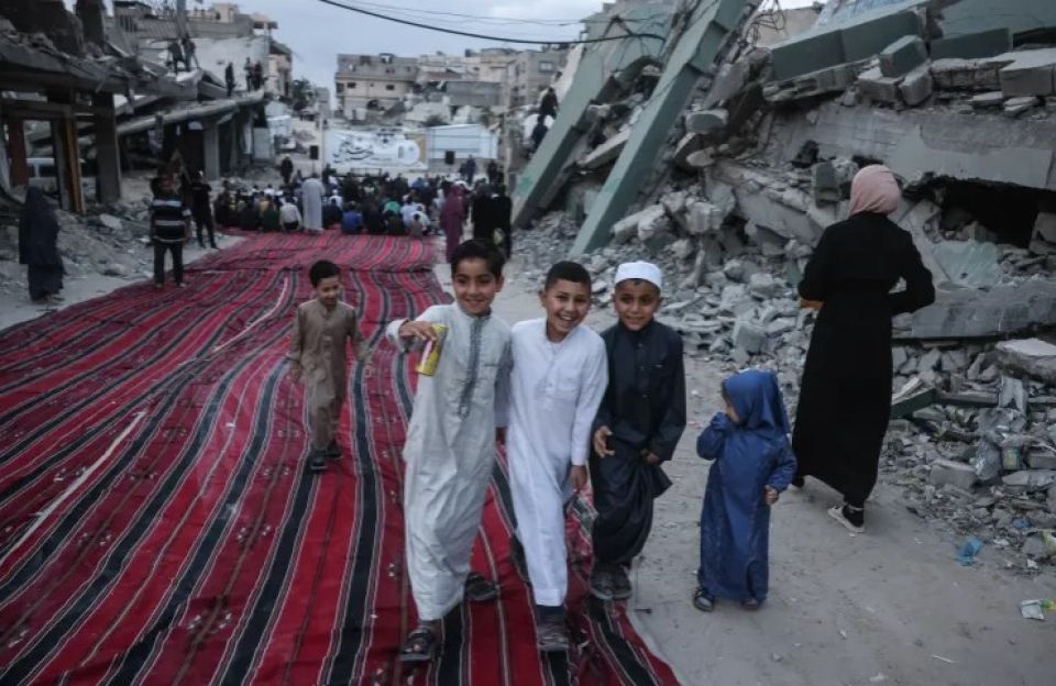 Gaza ge Eid: Bomb thakuge therein ufaaverikan hoadhumakeeves dhifaaee hathiyaareh!