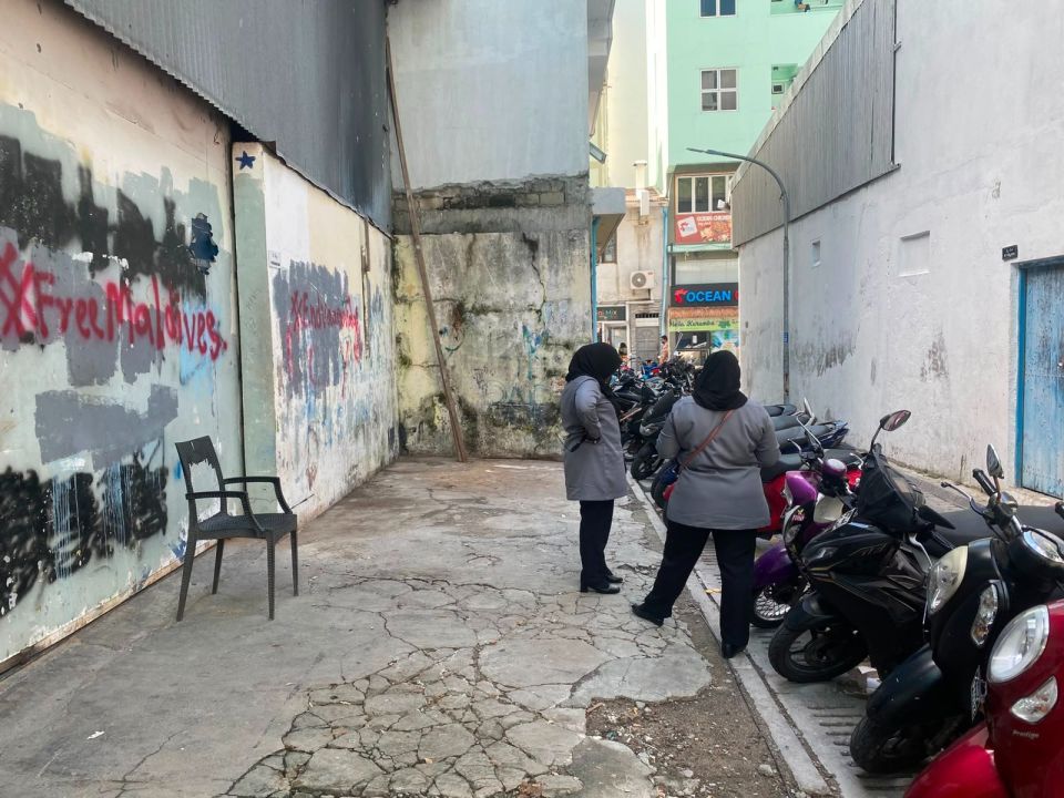 Hithilaage sarahadhdhah kuni alhaa meehun hoadhanmasakkaiy fashaifi