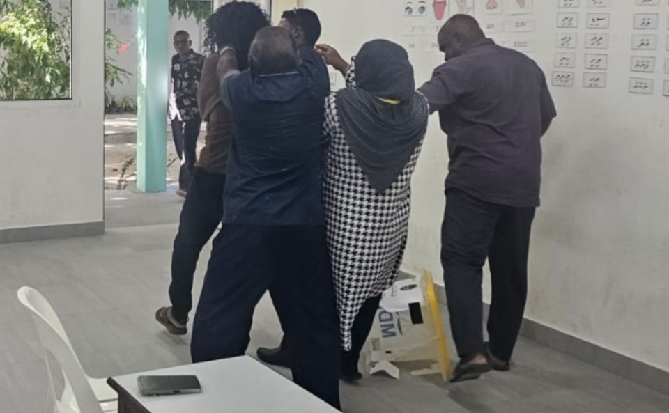 Feeali ge vote foshi meehaku gengosfi, Fiyoari ge foshi falhaalaifi