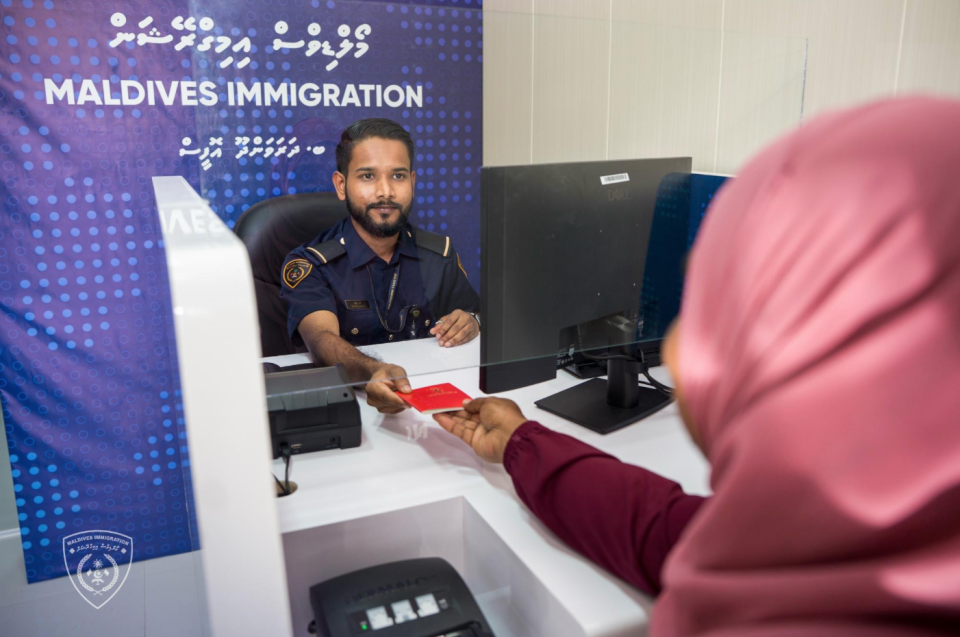 B. Dharavandhoogai passport ge hidhumaiy rasmeekoh fashaifi