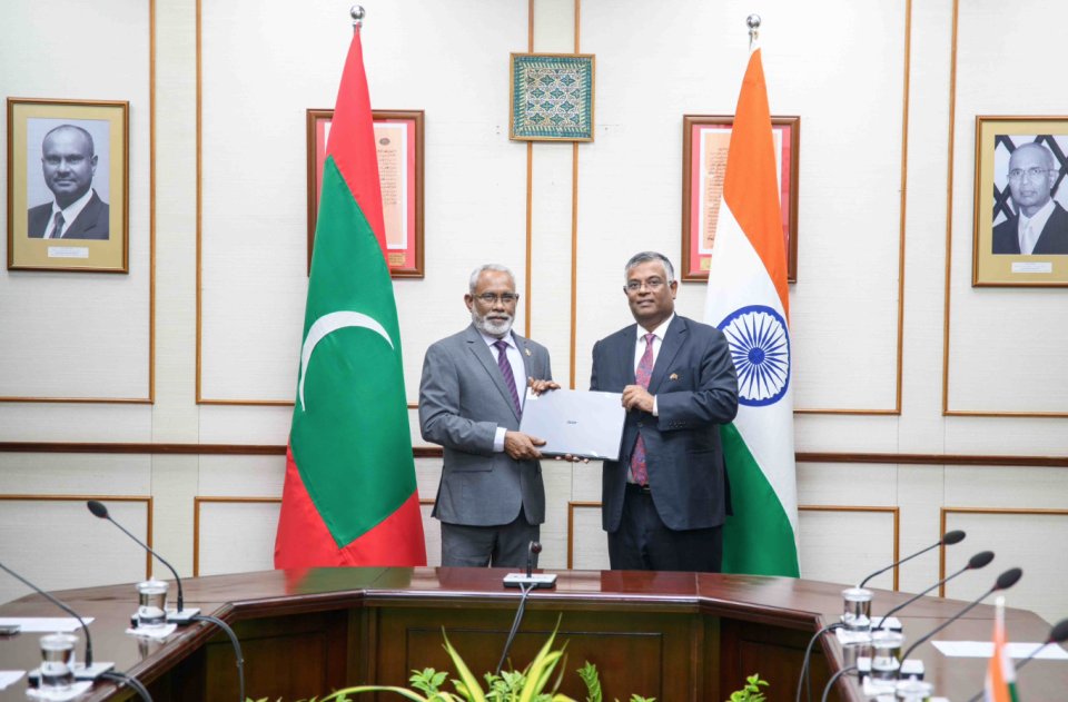 Rayyithunge Majileehuge 6 member ehge dhaairaa ah India High Commission in laptop hadhiyaakohffi