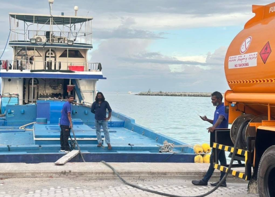 Dhuniyege bazzarun theluge agu vettey iru raajeyge 