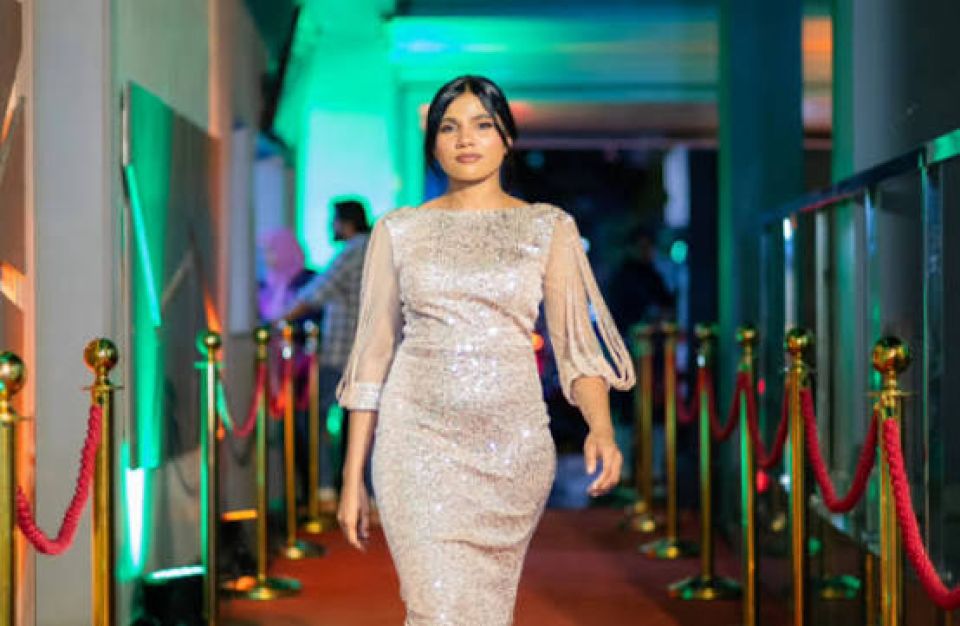 Vaige magun Rajje ah Drug ethere kuri massala: Roona Sharee ah nimen dhen bandhu kohffi