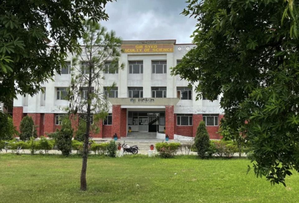 India ge Muslim university eh thalhaalan engumun muzaaharaa fashaifi