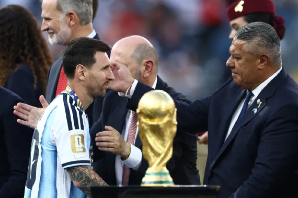 Messi retire kuran veemaa ingeynee Messi ah: Argentina FA