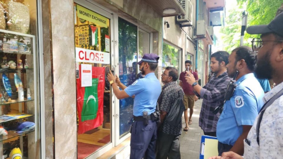 9 mas therey 7 faraathakaun kalu baazaaru gai 76 million dollar maaru kuri