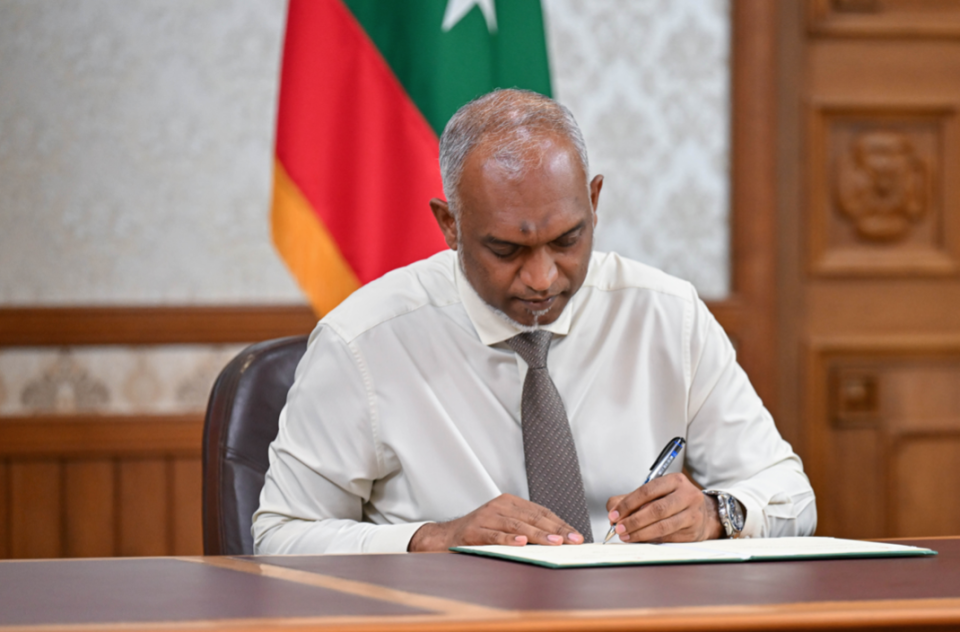 Mashroo thakah bin kandaelhumaa gulhey laamarukazee islaahu thasdheegu koffi