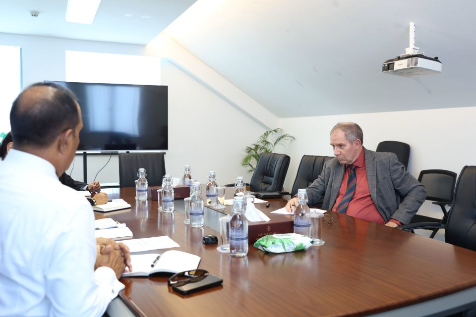 Dhe gaumuge gulhun ithuru dhaairaathakah fulhaakurumah British High Commissioner aa eku mashvaraa kohffi