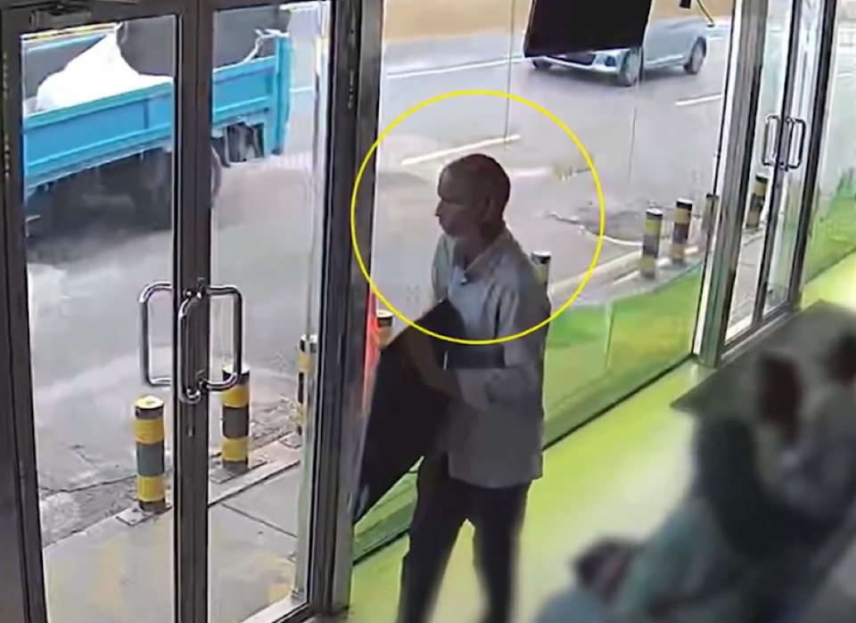 Bus stop akah vadhe TV eh vagah negi meehaku fuluhun hoadhanee 