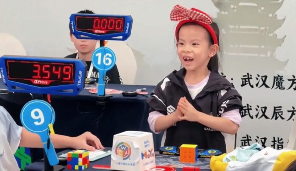 China ge 6 aharuge kujjaku rubics cube ge dhuniye ge record muguraalaifi