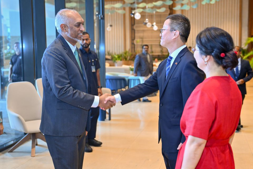 Raajje aai China ge gulhumakee furusathuthakaai thraggee'ah magufahi kohdhey dhemehettenivi gulhumeh: Raees