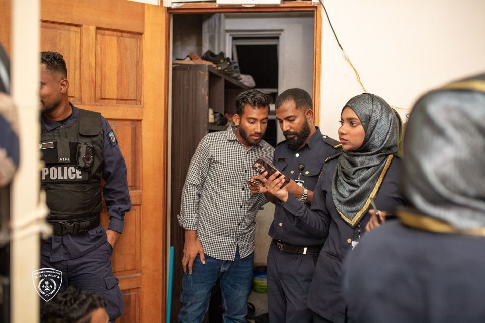 Hulhumale' gai gavaidhaa hilaafah hingamun dhiya cafe thakeh raid koh 3 bidheysee aku immigration ge belumuge dhashah gengosfi 
