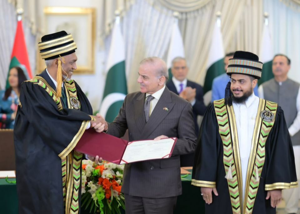 Raees Dr. Muizzu ah Pakistan in honourary Doctorate eh!