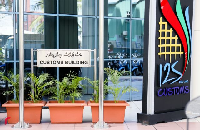 Hawks ge theyo boateh gai vagah geni cigarette massala gai, customs ge 2 deputy commissioner in vazeefa in vaki kohfi