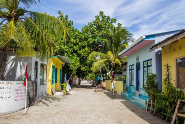 Fulidhoogai moodhah eri ulhenikoh oyaa dhiya kudhin thakeh salaamaiy kuran ulhunu meehaku niyaavejje 