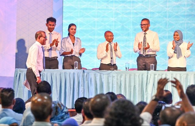 Memberun hama nuvaathee Nasheedh ufehdhevi Democrats aa MLSDP uvaalaifi 