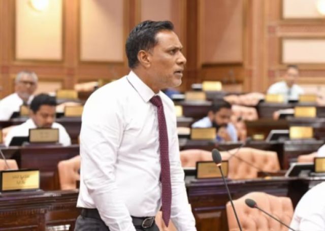 Kaamiyaabu libunas, nulibunas hamahama kamaaeku hurihaa rasheh tharaggee kuraanan: Raees