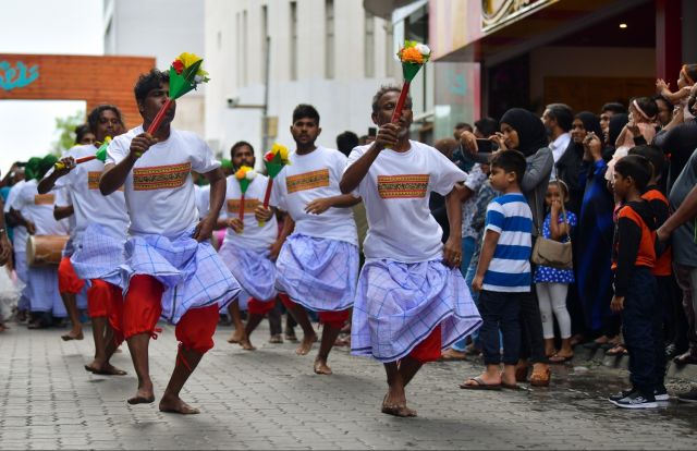 Eid Chuttee dhigu vejje, Aadhiththa hoama bandhu