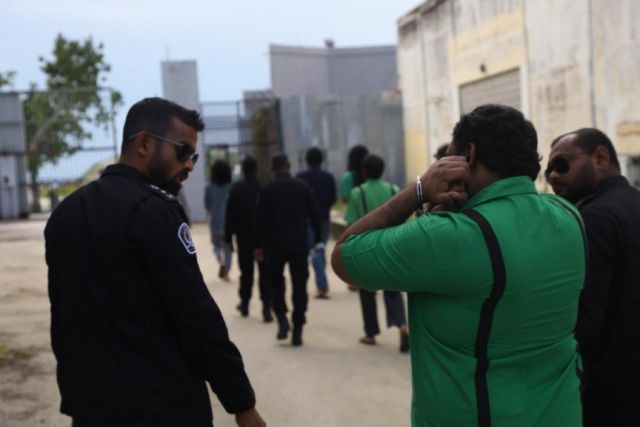 Cigarette vakkamuge massalaigai hayyaru kuri Aattey aai Dhigali dhookollaifi 