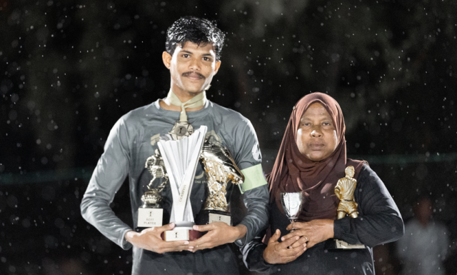 Meehun: Hathi ge athugai hifaigen dhanda gendhiyaee Mamma, miadhu aee mulhi Addu fahuruverivaa dhari eh!