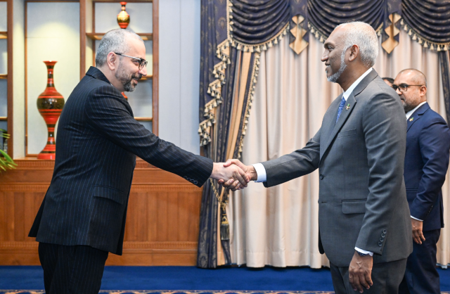 Iran aa gulhuvaigen Nasheed Dhehkevi vaahaka ah e gaumun rahdhu dheefi 