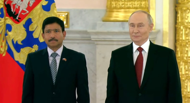 Russia ah kanda elhi safeeru faiykolhu aruvaifi