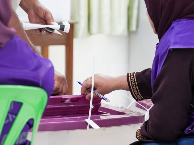 Local Council Inthihaabuge dhevana burah vote laa than badhalu kuran re-registry vumuge furusathu hulhuvaalanee