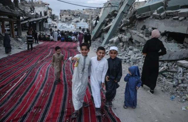 Gaza ge Eid: Bomb thakuge therein ufaaverikan hoadhumakeeves dhifaaee hathiyaareh!