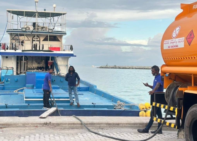 Dhuniyege bazzarun theluge agu vettey iru raajeyge 