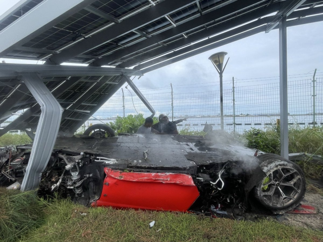 Bridge highway gai, Lamborghini car eh control nuve solar panel thakugai jehi nurakkaatheri accident eh!