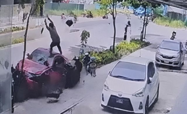 Car akaai Cycle eh jehi Accident eh: Dhe meehakah aniyaa ve Hospital gai faruvaa dhenee
