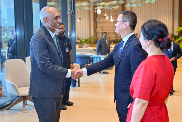 Raajje aai China ge gulhumakee furusathuthakaai thraggee'ah magufahi kohdhey dhemehettenivi gulhumeh: Raees