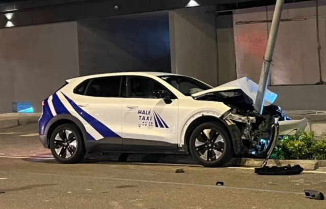 Holhidhandi eh gai jehunee Male Taxi eh, Car ah bodethi gellun thakeh vejje