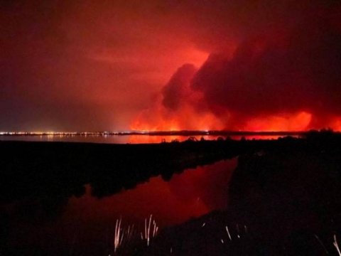 Australians flee to water as blaze hits town