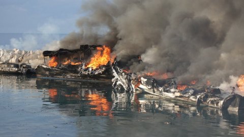 Seven vessels at Mahibadhoo harbor burn down in blaze