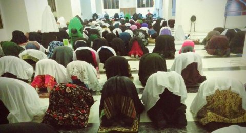 Govt bans congregational prayers in Addu and Fuvamulah