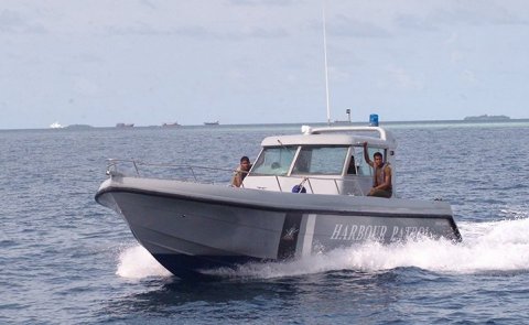 A fishing vessel with 18 onboard runs aground off Maafushi