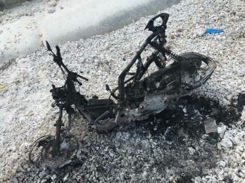 Policeman's motorbike set ablaze in GDH. Thinadhoo