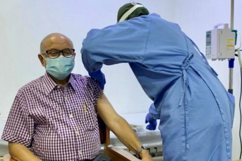 Former President Maumoon gets vaccinated against COVID-19